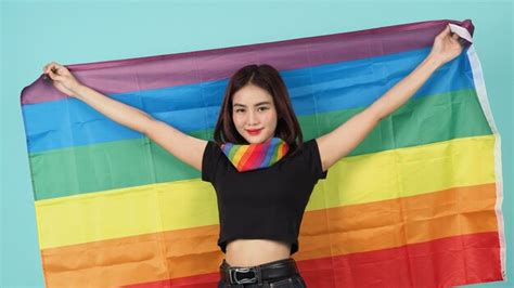menina lgbt e bandeira do orgulho garota lésbica sexy e posição da bandeira lgbtq fundo verde