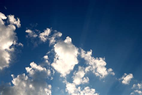 Schau dir unsere auswahl an wolken himmel an, um die tollsten einzigartigen oder spezialgefertigten, handgemachten stücke aus unseren shops zu finden. Kostenlose Bild: Sonnenschein, blauer Himmel, Natur ...