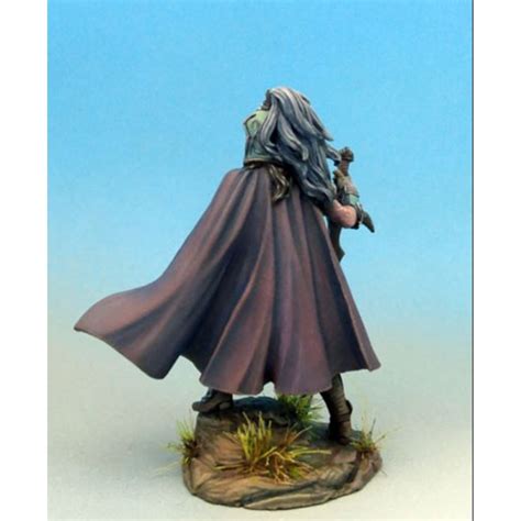 Dark Sword Miniatures Visions In Fantasy Female Warrior With Two Handed Sword
