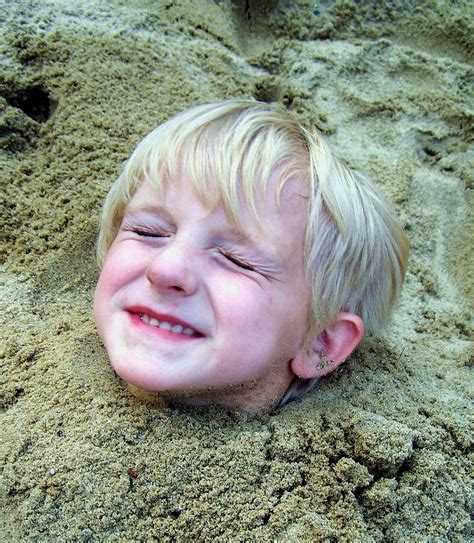 Foto Gambar Anak Kecil Senang Bahagia Tersenyum