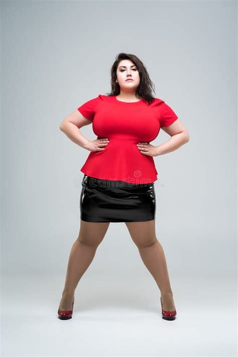 Happy Plus Size Mode Model Voor Rode Blouse En Zwarte Rok Dikke Vrouw
