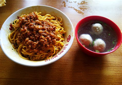 Salah satu tempat makan legendaris yang ada di bandung telah ada sejak lebih dari 30 tahun lalu adalah mie rica kejaksaan yang sangat wajib untuk di coba! 7 Bakmi di Bandung Paling Lezat yang Harus Kamu Coba ...