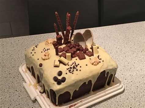 Drip Cake eckig Weiße Schokoladen- Ganache mit Pudding-Buttercreme