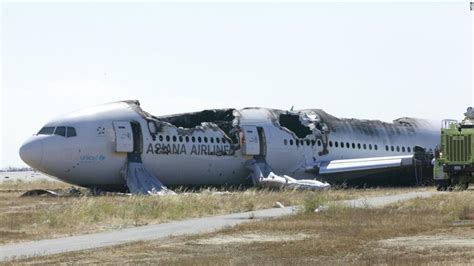 2 Die 305 Survive After Airliner Crash Lands At San Francisco Airport