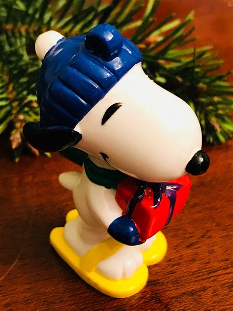 Vintage Snoopy Ornament, Snoopy with gifts, Peanuts figurine, Snoopy ...