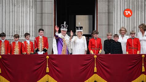 El Rey Carlos Iii Saluda Desde El Balc N De Buckingham Sin Su Hijo Enrique