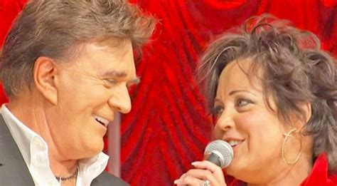 T G Sheppard And Kelly Lang Perform Romantic Islands In The Stream