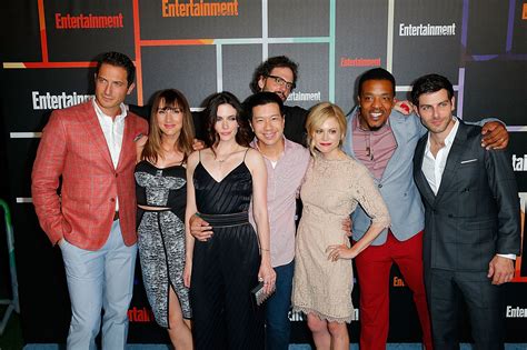 The Cast Of Grimm Got Together For A Group Shot On Saturday See All The Stars At Comic Con