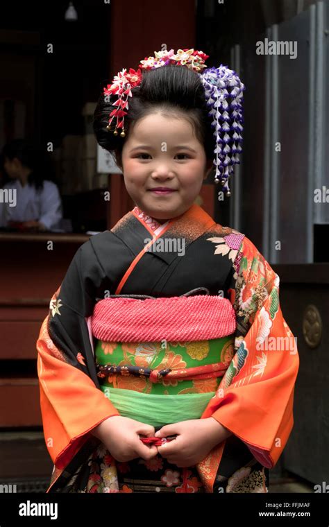 Petite Fille Japonaise Heureux Enfant De Sexe F Minin Geisha Posant