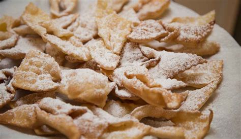 'chiacchiere' is a dessert that is fried and sprinkled with confectioners' sugar and served with sanguinaccio. Chiacchiere furbissime per Carnevale | Veloci con soli due ...