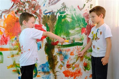 Twee Jongens Spelen Met Verven Trekken Op De Muur Met Gekleurde Verven Kinderen Spelen Een Leuk