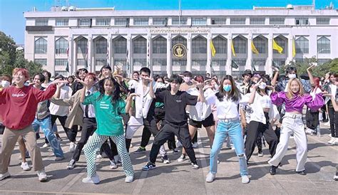 Jyp Korea Holds Flash Mob Dancing K Pop At Bangkok City Hall Pattaya Mail