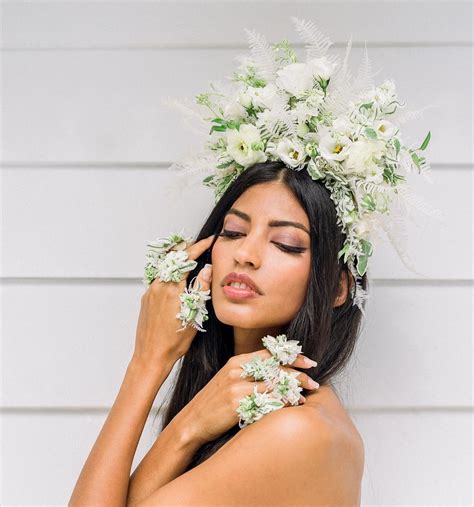 Floral crown and rings with natural flowers by Aniska in 2020 | Floral fashion, Floral crown, Floral