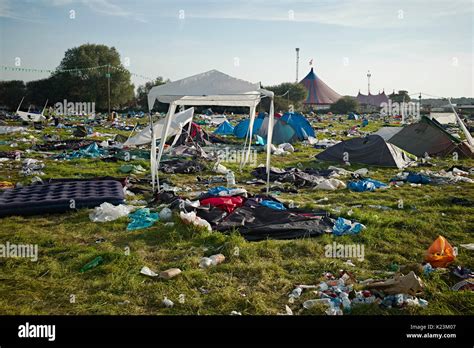 reading uk 28th aug 2017 the aftermath of reading festival start the huge clean up operation
