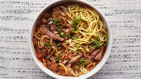 Soupe aux nouilles au bœuf et aux oignons