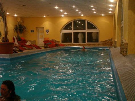 Bewertungen, hotelbilder & top angebote: Bild "Ruhebereich Pool 1 / Ausgang Außensauna" zu Hotel ...