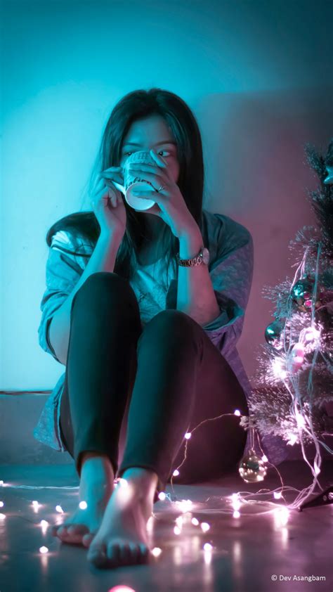 Cute Girl Coffee Lights Christmas Tree Photography 4k