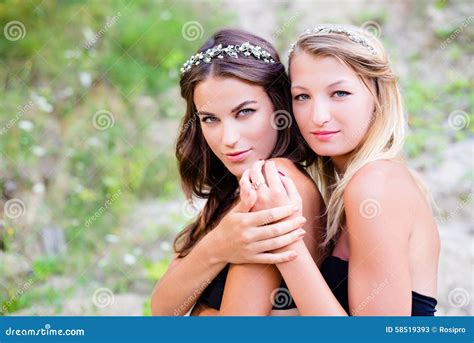 Deux Belles Jeunes Filles Avec Les épaules Nues Image Stock Image Du