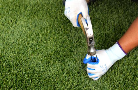 Make sure to use your club hammer to compact the sand to create a smooth base. How to Lay Artificial Grass - Moderniser