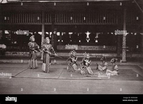 Danseressen Aan Het Hof Van De Sultan Van Jogjakarta Stock Photo Alamy
