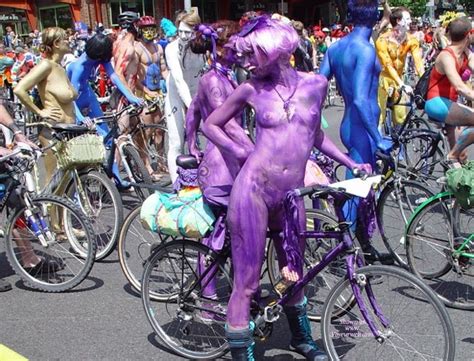 Nackte Fahrradfahrten Nackt In Der Öffentlichkeit Fantasyfest Etc Porno Bilder Sex Fotos Xxx