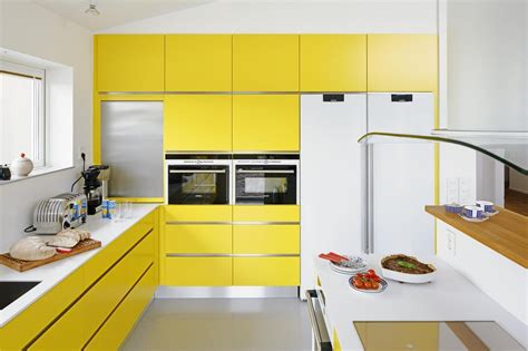 Sesungguhnya terdapat beragam warna cat dapur yang bisa digunakan, mulai dari putih hingga warna bold seperti merah. Kuning