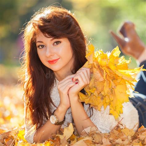 在秋季公园放松的年轻美女 五彩叶背景的美丽自然景观 库存照片 图片 包括有 健康 槭树 享用 背包