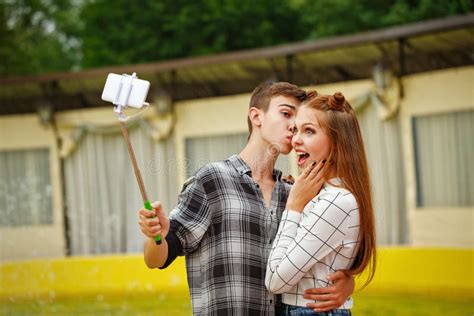 Los Adolescentes Enamorados Hacen El Selfie Foto De Archivo Imagen De