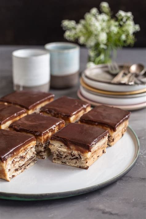 Rühren sie mit einem silikonspatel so lange um, bis sich die schokolade aufgelöst hat. Schoko Vanille Schnitten | Stracciatellakuchen vegan ...