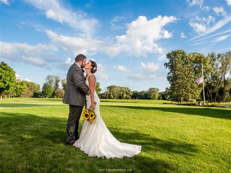 This time we're here to share with you some of our best wedding photography tips. Kiss on the golf course under a beautiful blue sky. | Wedding photographers, Photographers ...