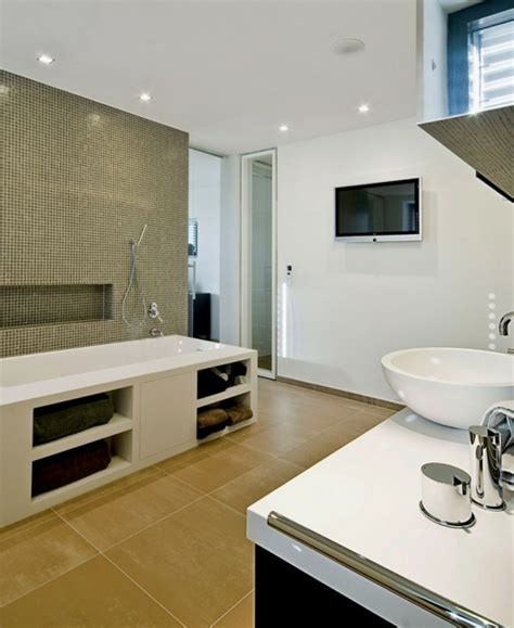 Entre toda la gama que podemos encontrar de azulejos para cuarto de baño modernos cabe destacar los azulejos de gran formato y con canto rectificado ya que aportan a nuestro cuarto de baño elegancia y personalidad. Modelos de cuartos de baño modernos - 42 diseños