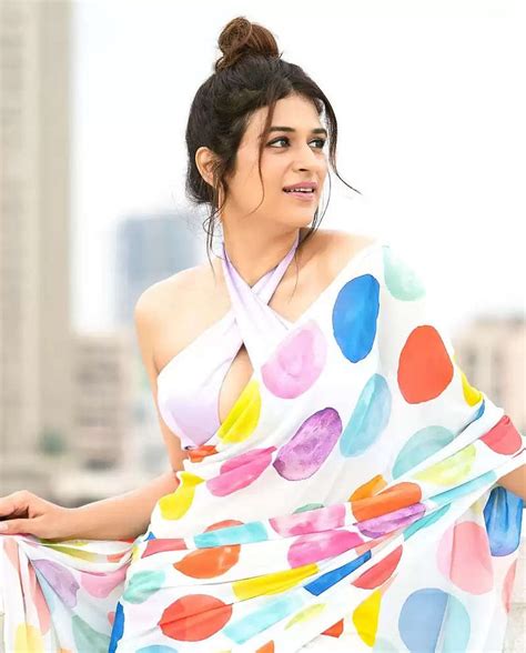 Photo Gallery Shraddha Das Flaunts Her Figure In Sari See Her Hot Pictures Here