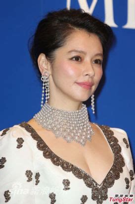 本站自2014年8月运行，目前已有名人明星类别 1836 个，美腿丝袜图集 18519 套，图片 132861 张。 名腿网地址站：mingtuiwang.com,请及时保存 徐若瑄携母代言珠宝 38岁不急嫁陪妈妈|徐若瑄|妈妈|珠宝_新浪娱乐_新浪网
