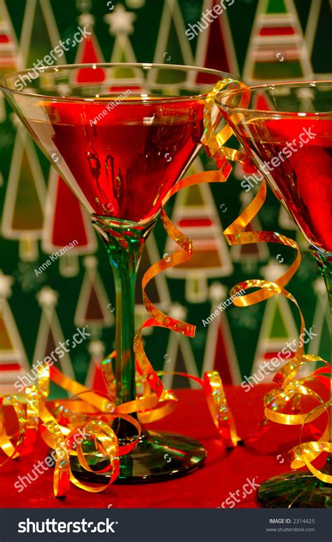 Sep 27, 2018 · the juice is a great mixer for tons of drinks, and the seeds look so pretty floating in a champagne glass. Christmas Festive Drinks With Champagne - Poinsettia ...