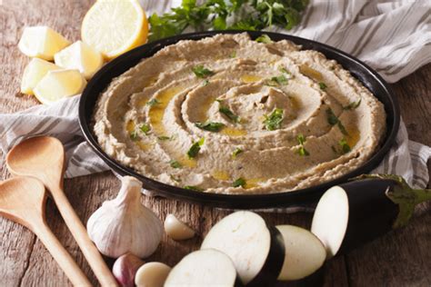 Bienvenidos queridos amigos, hoy he preparado berenjenas en conserva, espero que les guste esta rica y fácil receta de cocina. Hummus de berenjena, ¡el auténtico baba ganush ...