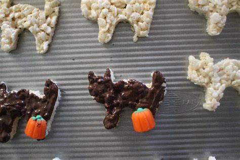 Dark Chocolate Black Cat Krispies - Mom Life Made Easy