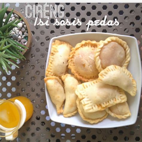 Gorengan murah meriah yang memiliki kulit yang garing dan isi yang lembut serta gurih ini bisa berikut ini adalah resep jajanan 1000an untuk jualan es gabus pelangi. #3rd Recipe : Cireng Isi Sosis Pedas - Keluarga Aldrin