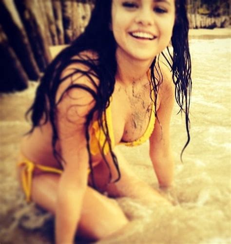 赛琳娜戈麦斯 Selena Gomez 身穿黄色比基尼冲上岸