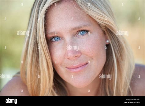 blue eyes blonde hair fotografías e imágenes de alta resolución alamy