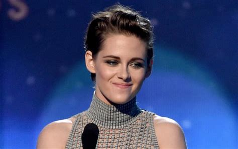 Ops Kristen Stewart Tra Da Pelo Vestido E Quase Mostra Demais Quem