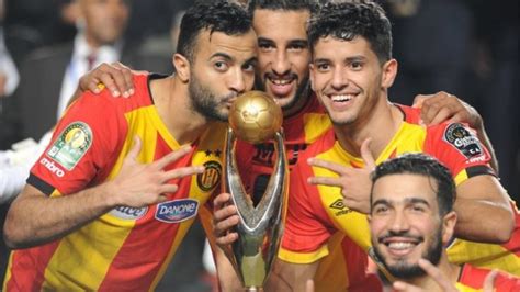 التونسي علي معلول، مدافع الأهلي المصري، يحتفل بعد تسجيل أول أهداف فريقه في مرمى ومهد التونسي علي معلول لفوز الأهلي بتسجيله هدف التقدم في الدقيقة 38 من ضربة جزاء. مصريون #افريقيا_لاسياد_القاره والترجي التونسي يقلب الطاولة ...