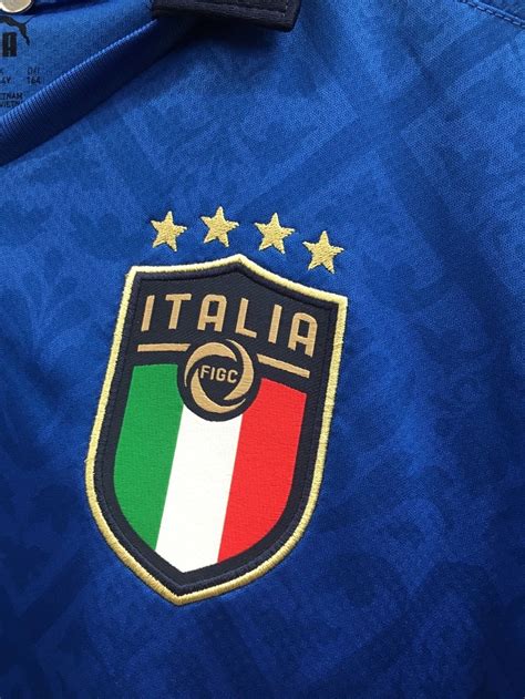 The man was not hurt. Présentation des maillots de football Italie Euro 2020