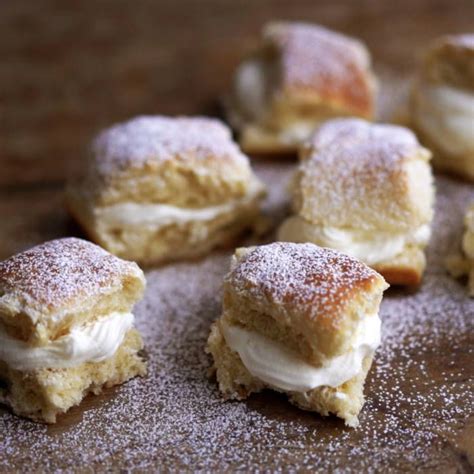 Recept på klassiska semlor fyllda med krämig mandelmassa och vispad grädde. Semlor i långpanna - recept | Recept | Recept, Semlor, Mat ...