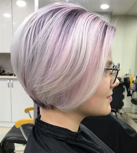 This silvery short hairstyle beautifully showcases the natural beauty present in ahead with a few gray hairs. Trendy stylish haircuts for short hair 2020: photos,ideas ...