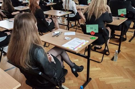Uczniowie zasiedli do egzaminu dojrzałości 4 maja, zaczynając maturalny maraton tradycyjnie. Matura 2018 - wyniki online. Kiedy i gdzie będą dostępne? - ESKA.pl