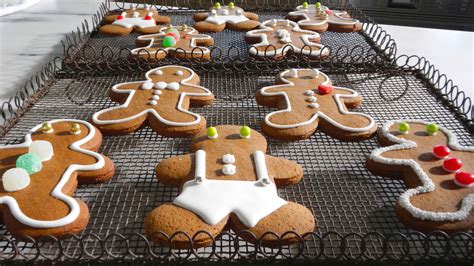 Her parents host a large, swanky christmas party each year at their farm (weekend home!) and every year her mother themes it and decorates the entire place in that theme. Gingerbread Men Cookies