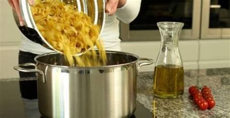 Utilizzare acqua nella proporzione di un litro per ogni etto di pasta perché la pasta si deve reidratare molto bene e perché non si per la pasta fresca seguire le indicazioni date nelle singole ricette. 10 idee per riutilizzare l'acqua di cottura della pasta ...