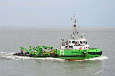 +5.5 port time 46.0' n longtitude : DHAMRA, Tug - Details and current position - IMO 9531038 ...