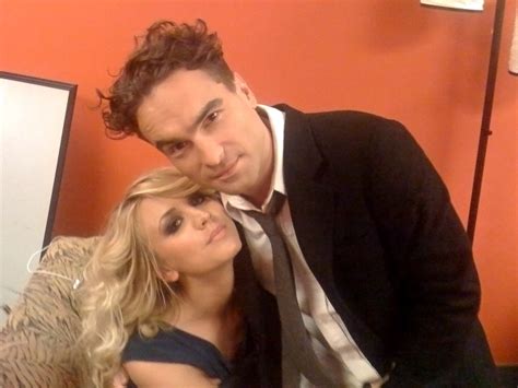 when the big bang theory s kaley cuoco and johnny galecki fell in love 2023