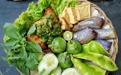 Sambal pecel salah satu sambel menu pakde jenggot dilengkapi dengan ayam goreng atau ayam goreng kampung. Cara Buat Sambal Pak Gebus / Mau Franchise Ayam Gepuk Pak ...
